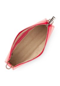 Borsa in pelle verniciata rossa con apertura a zip. L'interno presenta un rivestimento liscio color beige. Sono presenti accessori in metallo e un anello per il fissaggio.