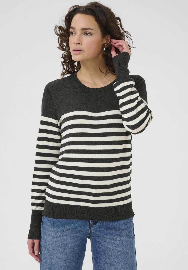 Pull rayé en gris foncé et crème, avec un col rond, des manches longues et une coupe décontractée, arborant un motif rayé contrasté.