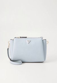 Lys blå skinnhåndveske med teksturert overflate, med sølvlogo og avtakbar stropp for allsidige bærealternativer.