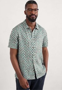 Camisa de cuadros de manga corta con cuadrados verdes, blancos y rosas, diseño de botón y un bolsillo en el pecho. Tejido de algodón con una textura suave.
