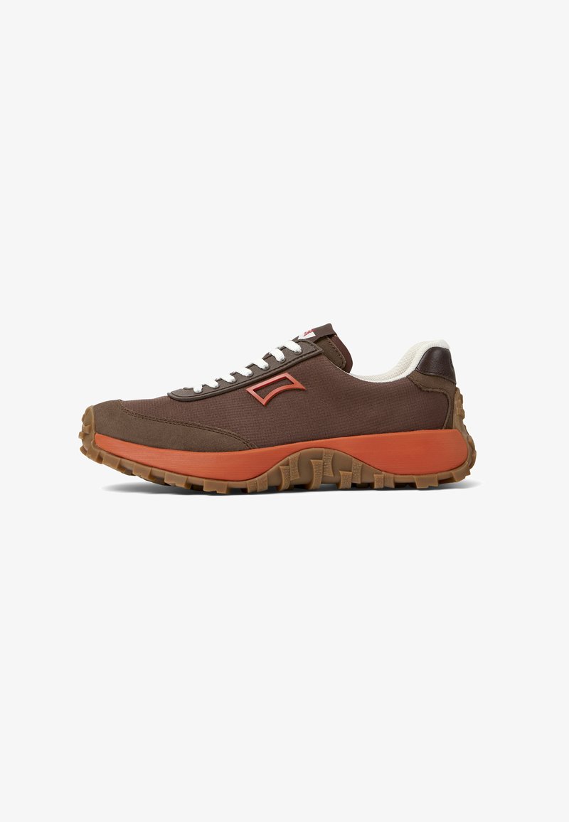 Sneakers di tessuto marrone con lacci bianchi, dettagli arancioni e suola in gomma marrone testurizzata. Presentano un emblema distintivo laterale.