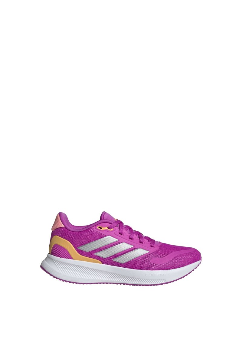 Chaussure de course rose avec tige en mesh, rayures argentées et accents jaunes. Dispose d'une semelle légère et rembourrée ainsi que d'une semelle extérieure texturée pour une meilleure adhérence.