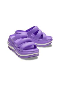 Sandali slide in schiuma viola con quattro larghe cinghie, un plantare sagomato e una spessa intersuola bianca. Suola testurizzata per una buona presa.