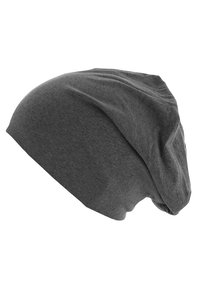 Căciulă gri, dintr-un material moale, cu un design lejer, având o textură fină și cusături subtiri. Fără modele sau accente vizibile.