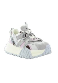 Gruba sportowa but z grubą, teksturowaną podeszwą, szaro-fioletową cholewką, wyściełanym kołnierzem i szarymi sznurowadłami z wieloma pętlami.