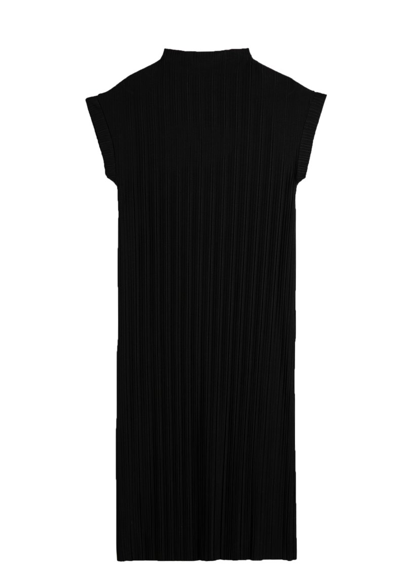 Sort plisseret kjole med høj hals og capærmer. Stoffet har et struktureret mønster med lodrette plisseringer over det hele.