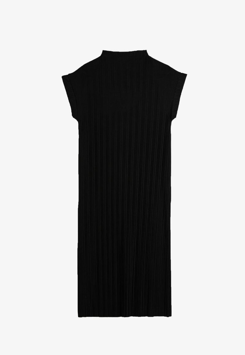 Schwarzes, plissiertes Kleid mit hochgeschlossenem Ausschnitt und kurzen Ärmeln. Der Stoff hat ein strukturiertes Muster mit vertikalen Falten.