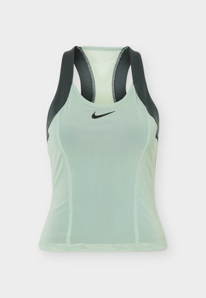Ανοιχτό πράσινο αμάνικο αθλητικό τοπ Nike με μαύρους ιμάντες τύπου racerback και μικρό μαύρο λογότυπο Nike στο στήθος.