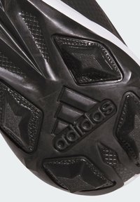 Musta urheiluoksumme pohja, jossa on geometrisia kuvioita, teksturoituja pinta-aloja ja Adidas-logo. Suunnittelu korostaa pitoa vaihtelevilla muodoilla.