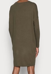Abito maglione verde oliva, lungo fino al ginocchio, con una vestibilità rilassata, maniche lunghe, colletto a coste e una texture sottile. Senza motivi o accenti visibili.