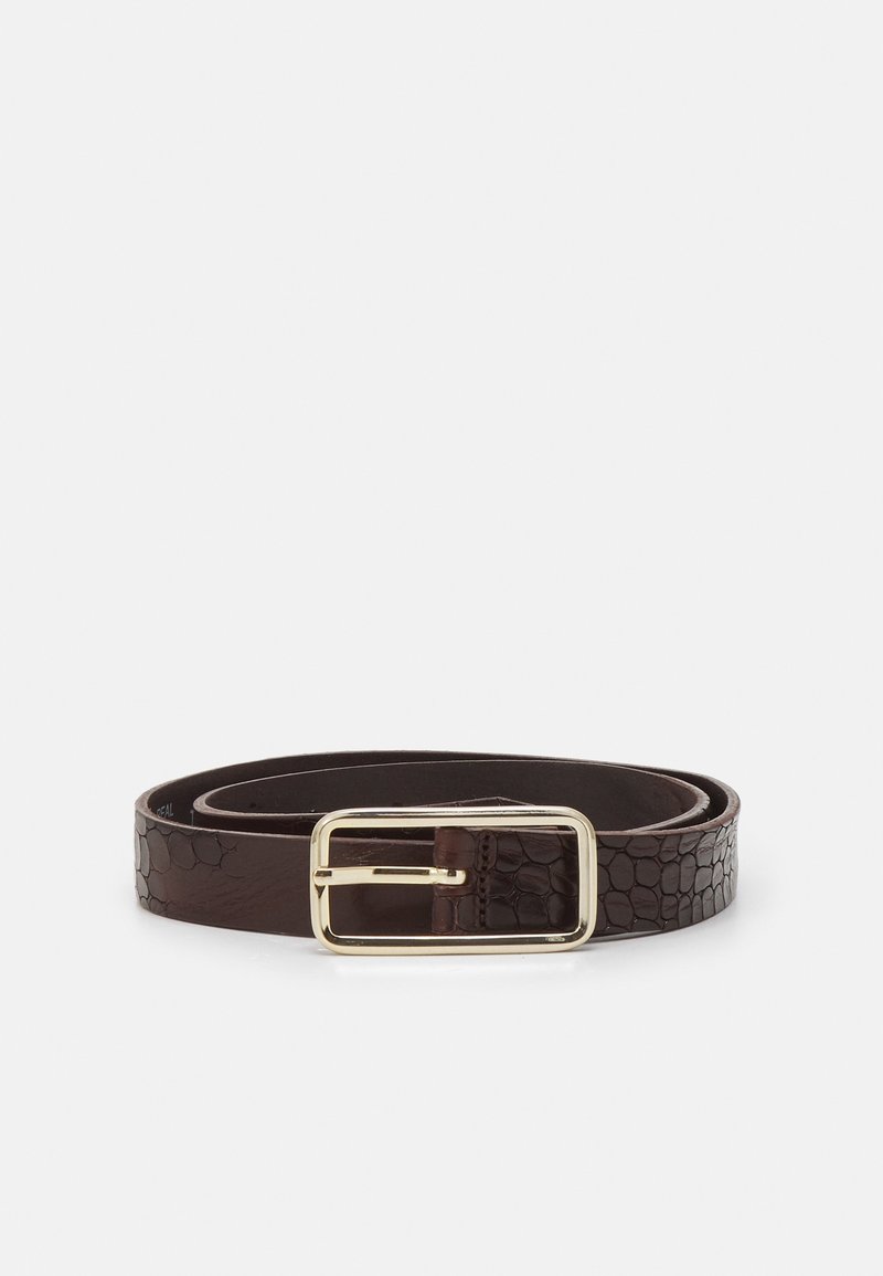 Ceinture en cuir marron foncé avec texture crocodile et boucle rectangulaire dorée, enroulée sur fond blanc.