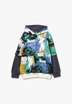 Hoodie met donkere mouwen en een kleurrijk abstract stedelijk graffiti ontwerp in groen, blauw, geel, zwart en wit, met luidsprekers en silhouetten van een stadsgezicht.