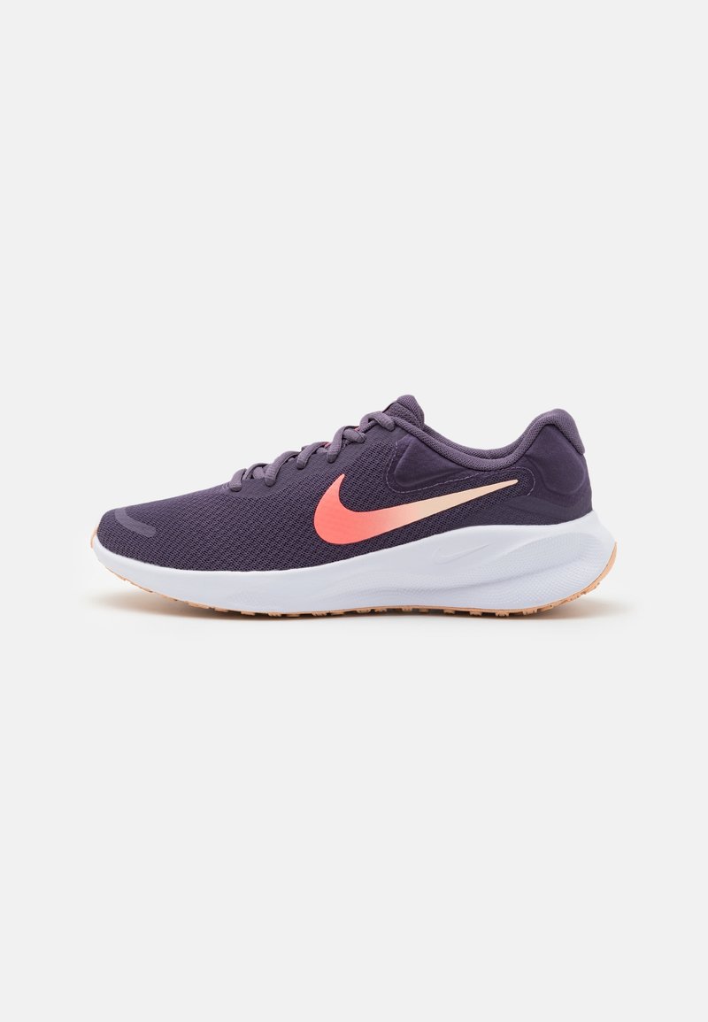 Baskets de sport violettes avec semelle blanche et logo Nike orange en forme de virgule, conçues pour la course ou un usage décontracté.