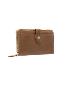 Portefeuille en cuir marron avec une texture lisse, fermeture éclair et un bouton-pression à l'avant. Présente un accent métallique de marque et des emplacements pour cartes.