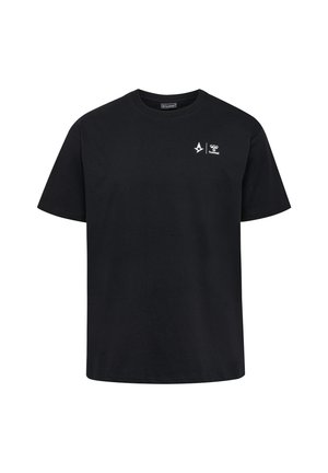 Zwarte katoenen t-shirt met korte mouwen, ronde halslijn en witte logo's op de linkerborst. Gladde textuur, standaard pasvorm, minimalistisch ontwerp.