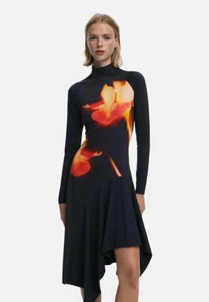 Schwarz Kleid mit langen Ärmeln, das mit einem lebhaften Blumenmuster in Rot und Orange verziert ist. Asymmetrischer Saum und weicher, leichter Stoff.
