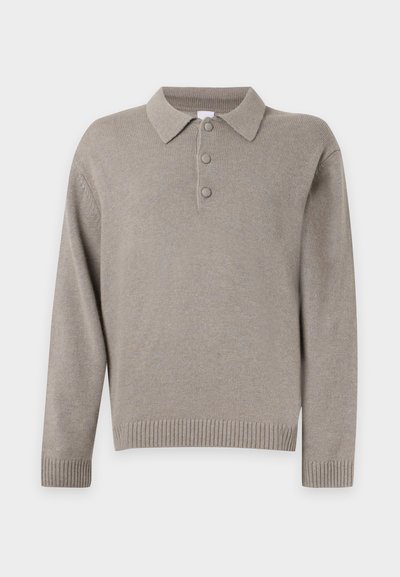 Pull en maille beige à manches longues avec col et trois boutons recouverts de tissu sur la patte de boutonnage, poignets et ourlet côtelés.