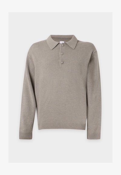 Pull en maille beige à manches longues avec col et trois boutons recouverts de tissu sur la patte de boutonnage, poignets et ourlet côtelés.