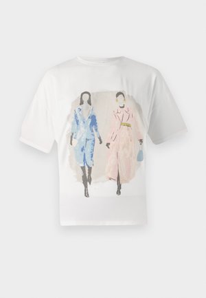 Tricou alb cu un imprimeu grafic care prezintă două figuri îmbrăcate în paltoane albastre și roz, pe un fundal moale și estompat. Mâneci scurte și croială lejeră.