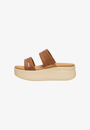 Brun sandal med dobbelt rem og tyk beige plateau sål, tekstureret mønster og polstret fodseng, sidevisning mod hvid baggrund.