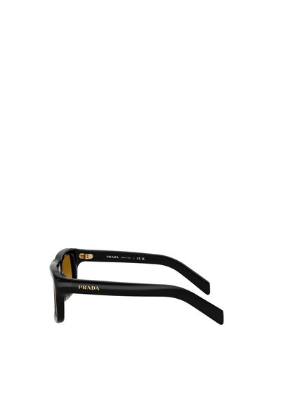 Lunettes de soleil Prada noires avec logo doré sur la branche et verres teintés ambre, vues de profil sur fond blanc.