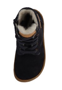 Námořnické modré semišové boty s hnědými akcenty, koženou podšívkou na límci a hnědou gumovou podrážkou. Obsahují šněrování pro pevné usazení.