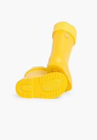 Bottes de pluie en caoutchouc jaunes avec une finition brillante, bout rond et semelle texturée pour une meilleure adhérence. Présente un logo sur le côté et un tige renforcée.