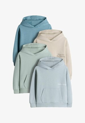 Keturi pastelinės spalvos gobtuvu džemperiai mėlynos, smėlio, mėtos žalios ir šviesiai pilkos spalvų, du su užrašais: „Čia dėl kelionės“ ir „Begalinė energija“.