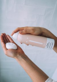 Naïf OCEAN SHOWER FOAM - Shower gel