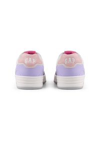 zapatillas de cordones con una combinación de colores blanco, rosa y lavanda; presentan talones acolchados, suelas de goma y el logotipo "GAP" en la parte trasera.