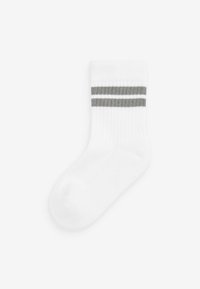 Weiße Baumwollsocke mit geripptem Muster, versehen mit zwei horizontalen grauen Streifen am oberen Rand. Klassisches Knöchellängen-Design.
