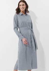 Gestreiftes Hemdkleid in Marineblau und Weiß, mit langen Ärmeln, einem Kragen, einem Gürtel und einem knielangen Schnitt mit einer durchgehenden Knopfleiste.