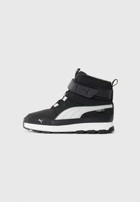 Svart och vit high-top Puma-sneaker med rem och PureTex-etikett, tjock sula och dragflik på en enkel bakgrund.