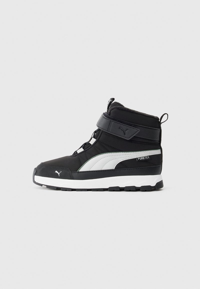 Svart och vit high-top Puma-sneaker med rem och PureTex-etikett, tjock sula och dragflik på en enkel bakgrund.