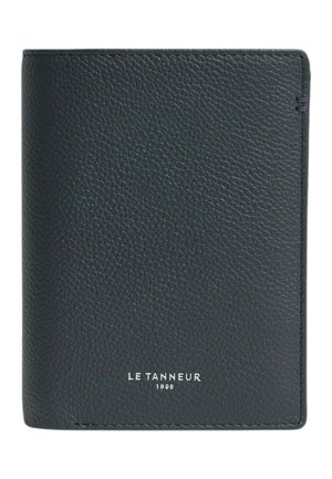 Cartera de cuero negro texturizado con costuras visibles y logo plateado "Le Tanneur 1898" en el centro inferior.