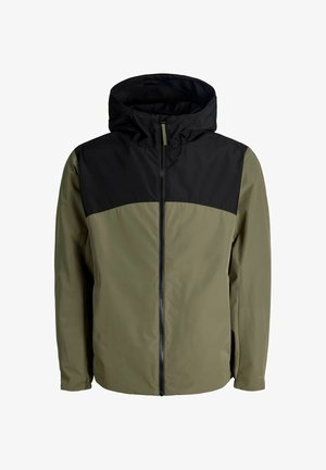 Vandtæt jakke med hætte, farveblokdesign med sort øverste del og olivengrøn nederste del, fuld lynlås foran og elastiske manchetter.