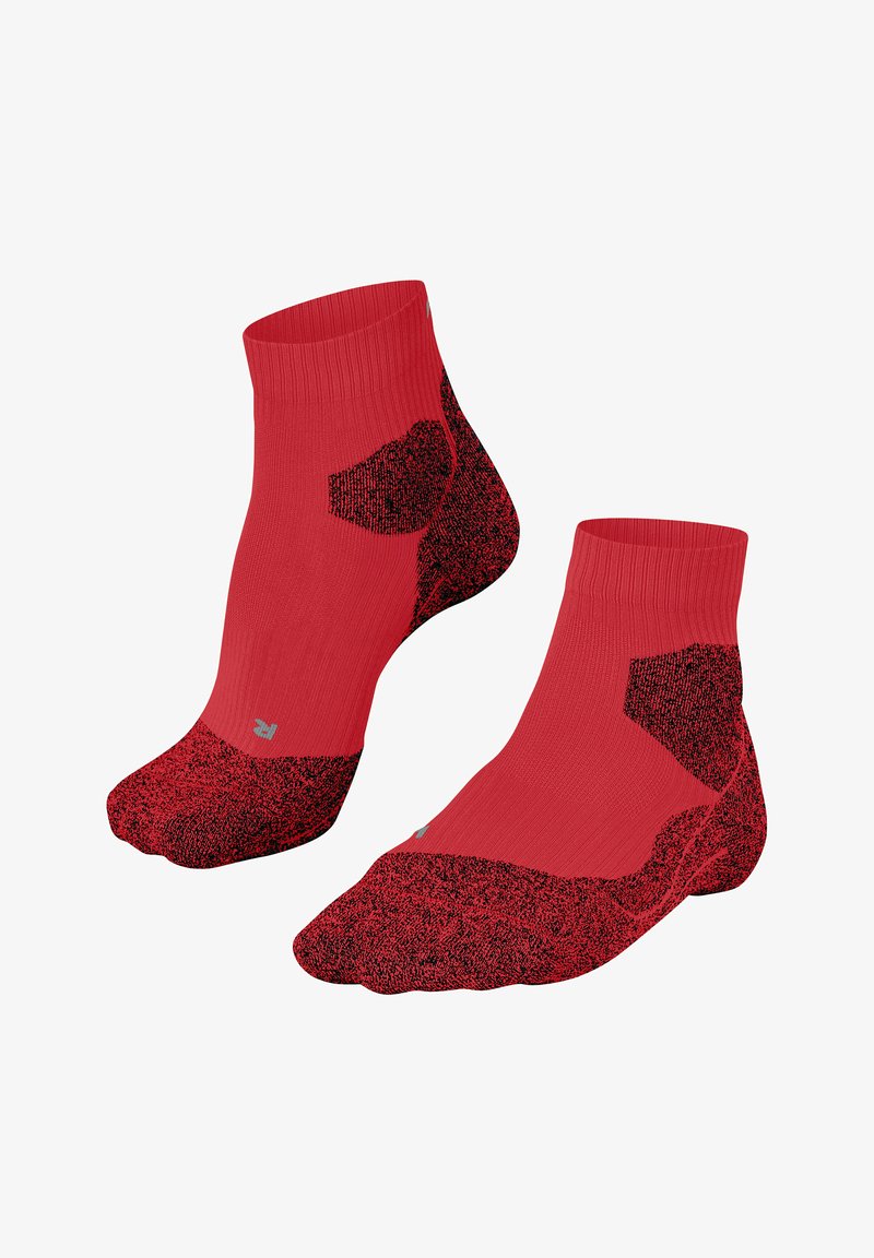 Ein Paar rote Knöchelsocken mit schwarzen strukturierten Fersen- und Zehenbereichen, gerippte Bündchen und kleine graue "L"- und "R"-Markierungen für den linken bzw. rechten Fuß.