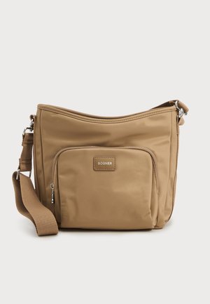 Hellbraune Schultertasche mit verstellbarem Riemen, vorderer Reißverschlusstasche und einem kleinen Etikett mit der Aufschrift "BOGNER" an der Tasche.