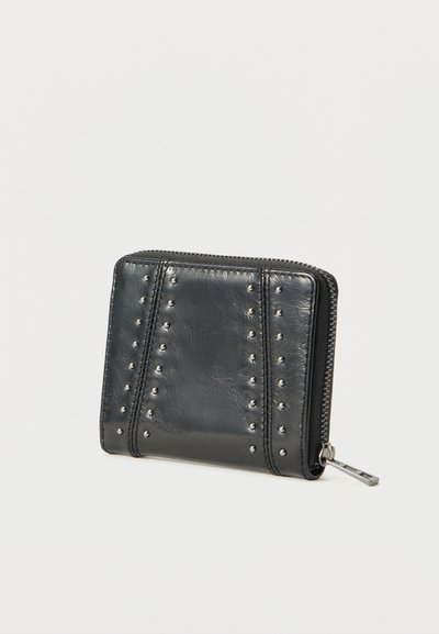 Μαύρο δερμάτινο πορτοφόλι με φερμουάρ, με κάθετες σειρές από ασημένιες καρφίτσες και ασημένιο τράβηγμα φερμουάρ σε απλό φωτεινό φόντο.