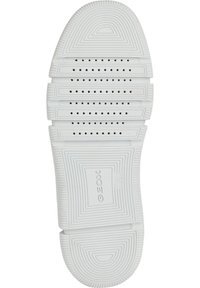 Semelle en caoutchouc blanc présentant de multiples rainures, trous de drainage et motifs texturés pour une meilleure traction. Marque Geox en relief de manière proéminente.