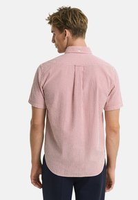 Kurzarmhemd in rot-weißen Streifen, aus Baumwollstoff, mit einer Rückenfalte, einem Kragen und einem abgerundeten Saum.