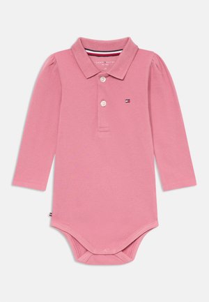 Ružičasti dukserica bodi dugih rukava od pamuka, sa kragnom, tri dugmeta i brendiranim logom na prsima. Dugmadi za zatvaranje na dnu.