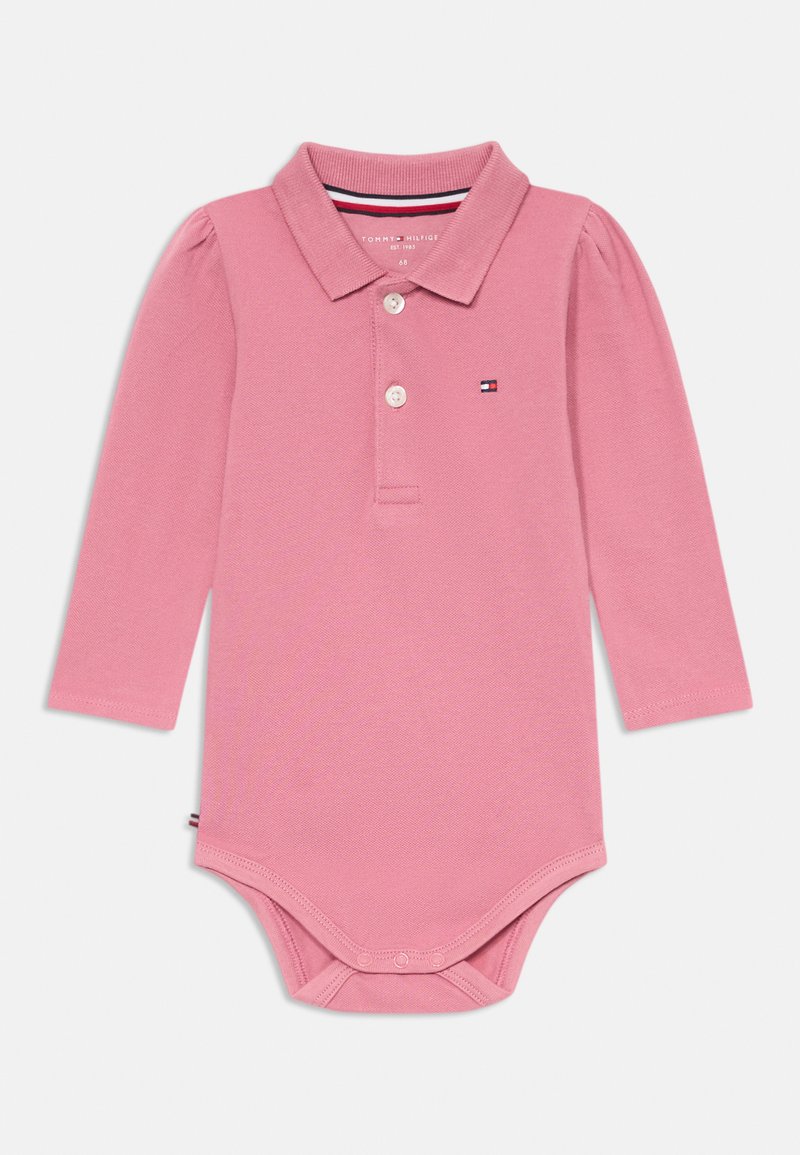 Rózsaszín, hosszú ujjú póló bodysuit, pamutból készült, gallérral, három gombbal és márkás logóval a mellkason. Az alsó részen patentos záródás.