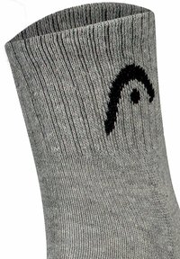 Calcetín de algodón gris con textura acanalada y un acento de logo negro cerca de la parte superior. El diseño es simple y funcional.
