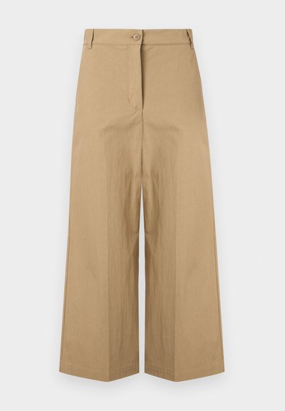 Pantaloni bej cu talie înaltă și croială largă, prevăzuți cu șlițuri pentru curea, închidere frontală cu nasturi și fermoar ascuns.