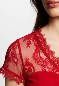 Morgan SHORT-SLEEVED - T-Shirt print - rouge moyen
