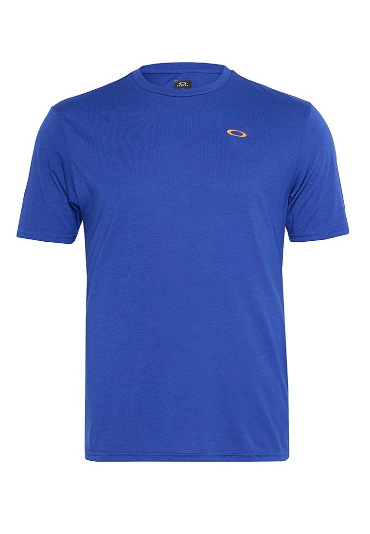 T-shirt bleu à manches courtes en tissu doux, avec un col rond et un petit logo orange sur la poitrine gauche. Texture lisse.