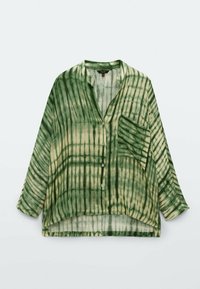 Camicia tie-dye verde e beige, con colletto, bottone frontale, maniche lunghe e tasca applicata. Presenta una vestibilità ampia e rilassata e un tessuto texturizzato.