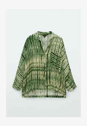 Grøn og beige tie-dye skjorte med krave, knaplukning foran, lange ærmer og en lomme. Har en løs, afslappet pasform og tekstureret stof.