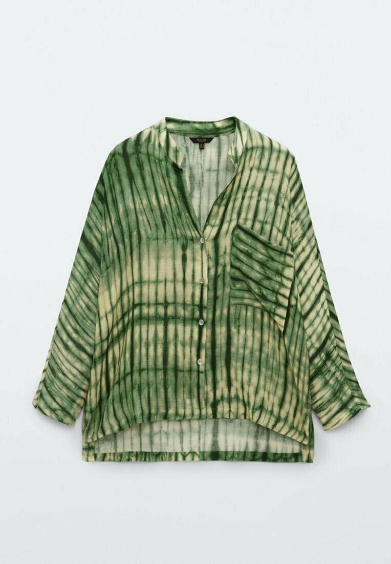 Camicia tie-dye verde e beige, con colletto, bottone frontale, maniche lunghe e tasca applicata. Presenta una vestibilità ampia e rilassata e un tessuto texturizzato.